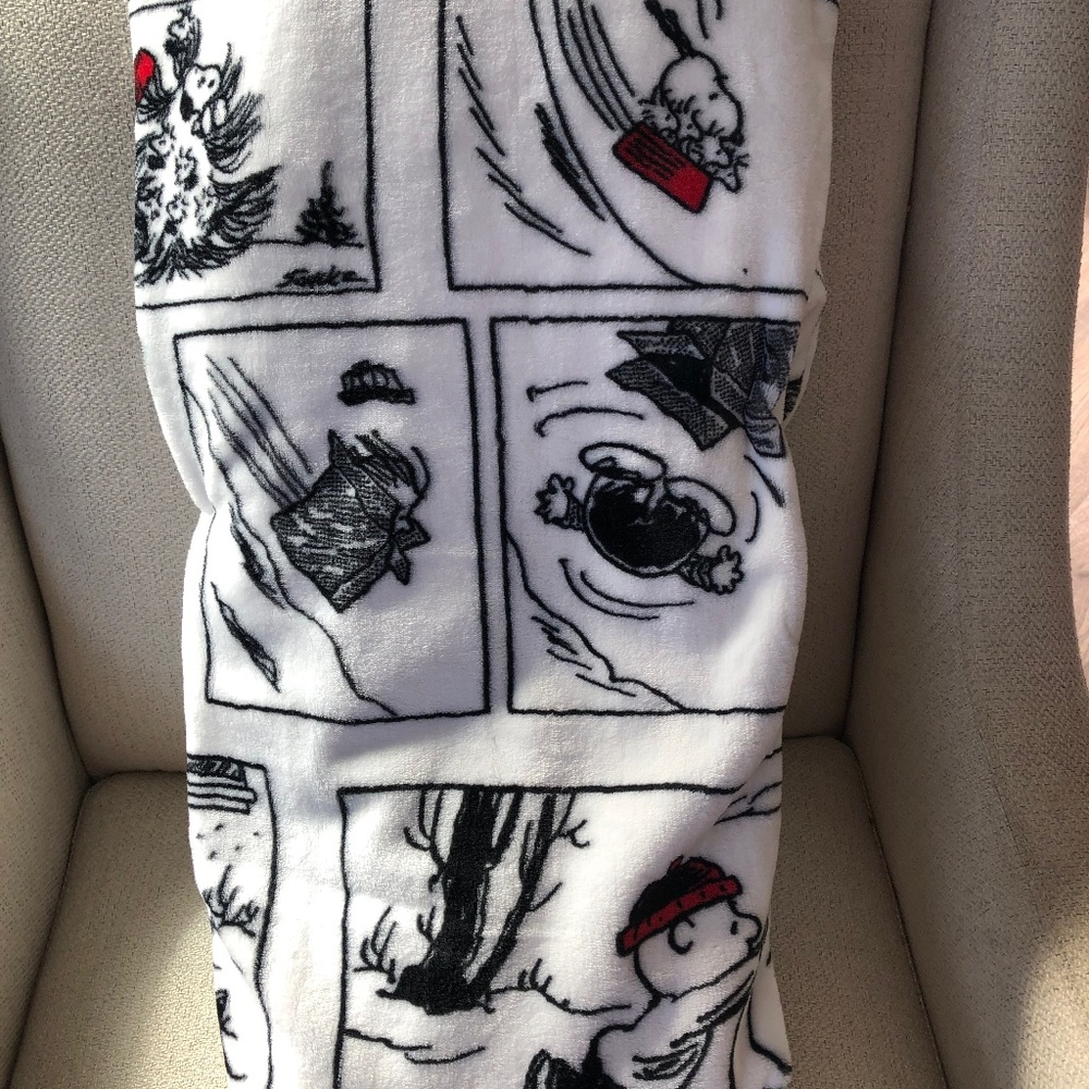 NWT adorable Snoopy and Peanuts gang snow time fun Berkshire Throw/Blanket.